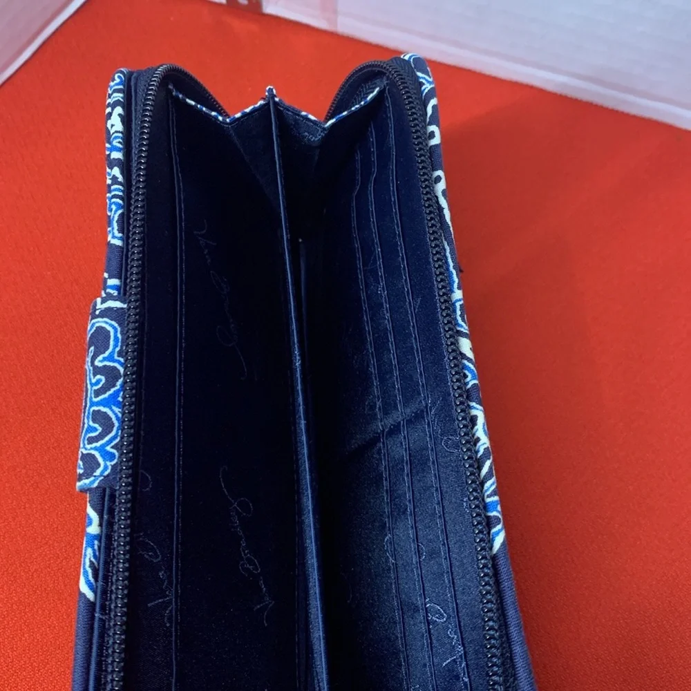 NWOT Vera Bradley wallet blue and white Zip Around Turnlock Quilted - Picture 9 of 11